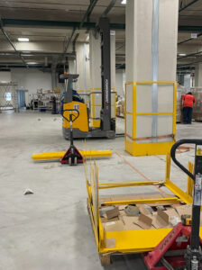 процесс монтажа отбойников на складе