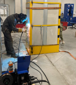 Процесс монтажа защиты колонн на складе